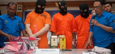 The total number of articles in both newspapers is 56, varied. Aussie, American, Malaysian arrested in Bali for drugs ...