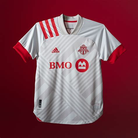 It shows all personal information about the players, including age, nationality, contract. Toronto FC uitshirt 2020-2021 - Voetbalshirts.com