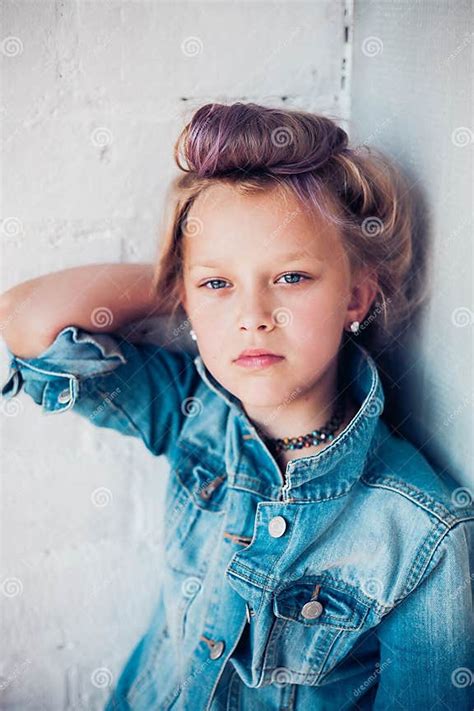 Modeportret Van Een 8 Jarig Russisch Meisje Met Gekleurd Lilakhaar