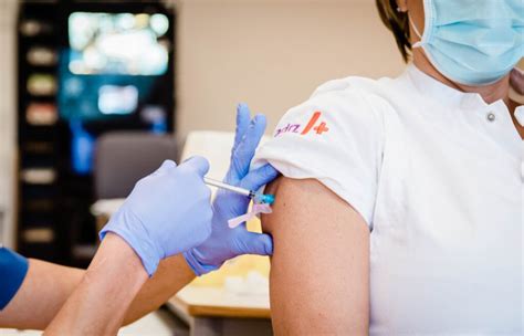 Where can i register for a vaccination? Eerste zorgverleners Adrz krijgen corona-vaccinatie - Adrz