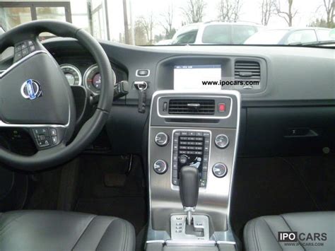 El salto del primer al segundo acabado supone unos 2.200 euros, y pasar del acabado intermedio al más lujoso, en función del motor, entre 2.500 y 3.000 euros. 2011 Volvo S60 D5 Geartronic Summum - Car Photo and Specs