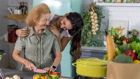 La Madre Anciana Y Su Hija Pequeña Reciben Clases De Cocina En Línea