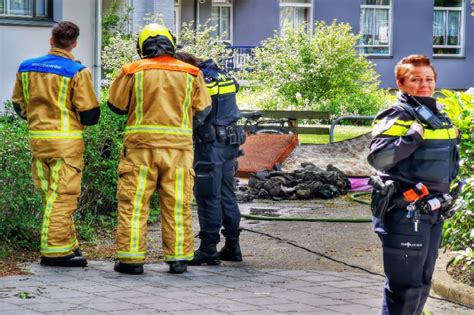 De recherche stelt een onderzoek in naar een brand die op 20 mei rond 03:00 uur in een woningcomplex aan de wouwermanstraat woedde en zoekt getuigen. Lichtgewonde bij brand in kelder Van Ruysbroekstraat Den ...