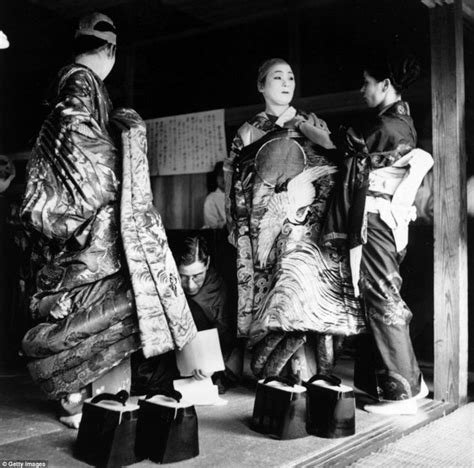Memories Of The 1950s Geisha Stunning Photos Celebrate How The Ancient Oriental Art Of The