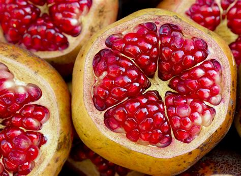 How To Eat A Pomegranate Fruit Healthfully