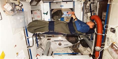 Beginilah Cara Astronot Tidur Di Luar Angkasa