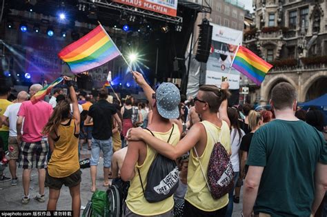 慕尼黑同性恋骄傲大游行 支持者持彩虹旗街头拥吻欢呼国际新闻环球网