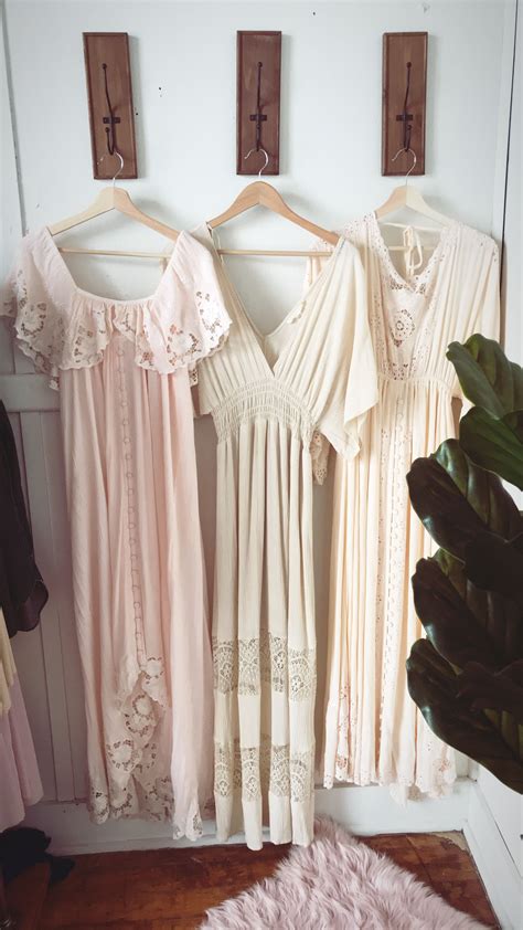 A very earthy interior anchors the bedroom above to the ground, ochre tones earthen the bottom half of the picture while navy blue contrast the stark white walls contrasting the bottom half with the vastness of the oceans and/or the skies, one limit defines the other, one elements supports the other. Pin by Jesse Salter on Studio + White Bed Set Session ...