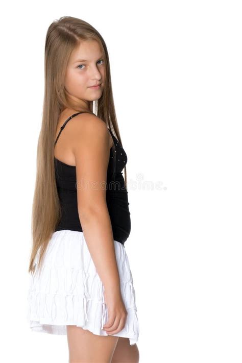 Une Adolescente Dans Une Jupe Blanche Courte Et Un T Shirt Noir Image