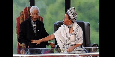 Graça simbine machel mandela, portekiz'deki üniversiteye bursla gitti ve bu fırsatı hayatında bir dönüm noktası olarak görüyor. Graça Simbine Machel: La seule femme de l'histoire moderne ...