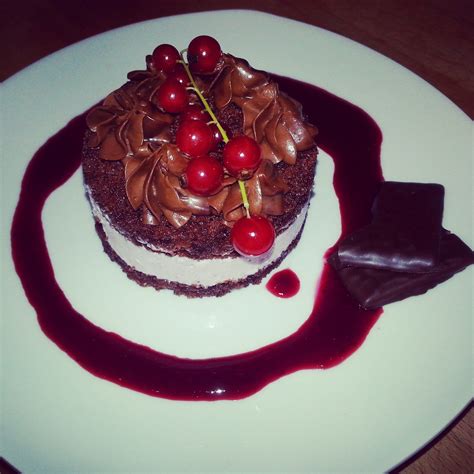 Viele bäcker und cafés haben bis 18:00 uhr auf. Schokoladen-Früchtedessert mit After-Eight-Ganache In ...