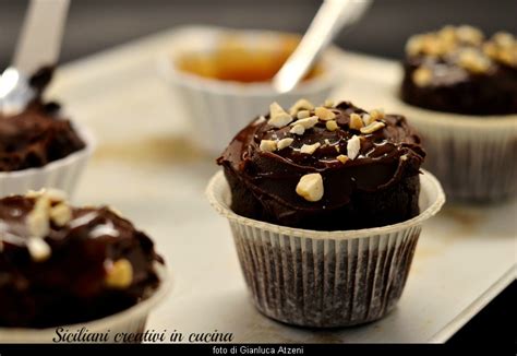 Maybe you would like to learn more about one of these? Cupcakes al cioccolato, salsa mou, arachidi e anacardi ...