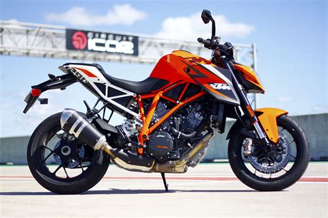 Comfort and convenience were updated along with the instrumentation, all with even more (.) Essai KTM Super Duke 1290 R 2014 - MotoPlus.ca