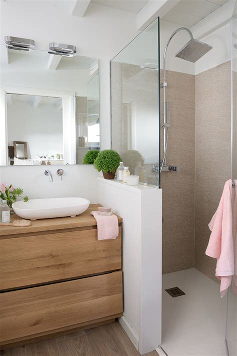 Desde muebles e inodoros de fondo reducido que permiten ahorrar centímetros, hasta mampara con ingeniosos sistemas de apertura que permiten un acceso cómodo en lo cuartos de baño más pequeños. 10 ideas para baños pequeños