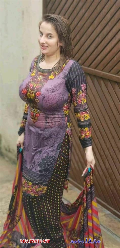 desi aunty showing boob salwar kameez photo onlyfans leaks