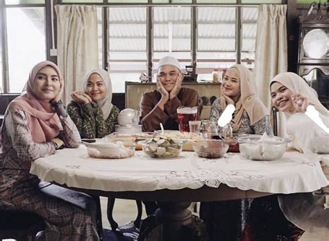 Khadijah ibrahim kupendam sebuah duka. Lirik Lagu Menanti Di Aidilfitri - Wany Hasrita, Wani ...