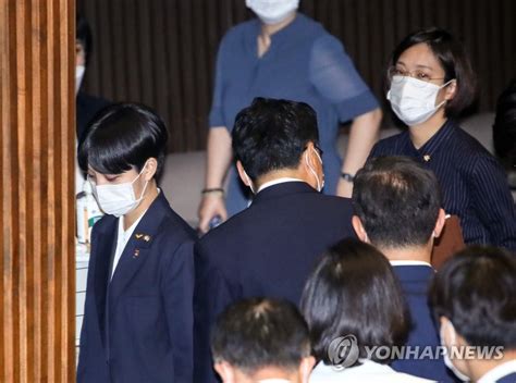 류호정 의원이 어제(8일) sns에 올린 글이 문제가 됐는데요. 본회의장 나서는 류호정 장혜영 의원 | 연합뉴스