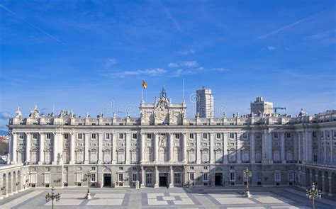 Als eine der größten europäischen metropolen ist madrid das wirtschaftliche, politische und kulturelle zentrum spaniens. Königlicher Palast In Madrid, Spanien Stockfoto - Bild von ...