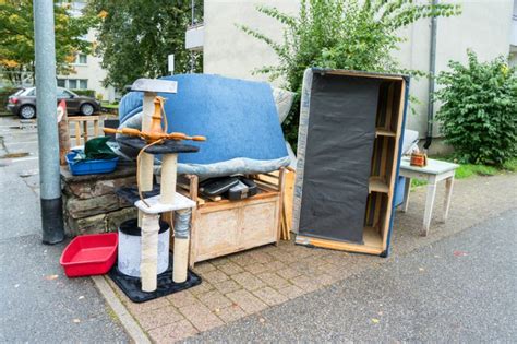 Was zum sperrmüll gehört, hängt nicht nur von der größe der abfälle ab. Sperrmüll anmelden für den Umzug - So wird's gemacht