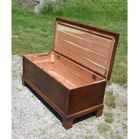 This 108 qt storage trunk features molded grooves at the top and bottom in order that a couple of units will 'key' together in addition to a removable lid and tie downs at the side. Antique Art Deco Ferguson Brothers Walnut Cedar Hope Chest ...
