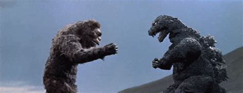 How can you make godzilla king of the monsters then make him look like he gets wrecked vs kong. Godzilla vs Kong (22.05.2020) | Konsolentreff - Das Videospiele Forum