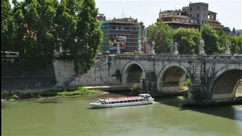 ديانا تصنع مكياجها الخاص، وهذا ليس أفضل ما لديها. #Roma# مدينة #روما# أجمل مدن إيطاليا - YouTube