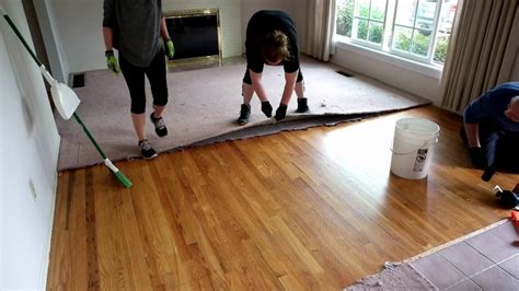Just wondering if this looks dumb or is it ok? Timelapse of carpet removal exposing hardwood floors - YouTube