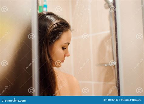 Mujer Joven Desnuda Hermosa Que Sonr E Mientras Que Toma La Ducha En Cuarto De Ba O Imagen De