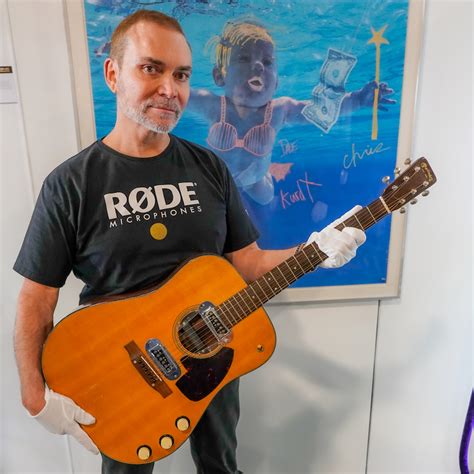 Voir cette épingle et d'autres images dans nirvana par stop the weakness. Guitarra acústica de Kurt Cobain es vendida en 6 mdd | Sin ...