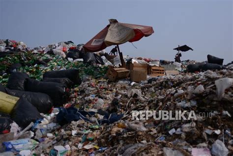 Gunung Sampah Di Tpa Rawa Kucing Tangerang 1 Republika Online