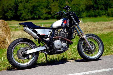 It could reach a top speed of 99 mph (160 km/h). La Suzuki 650 DR de Yves - Tracker - EGERIE MOTO