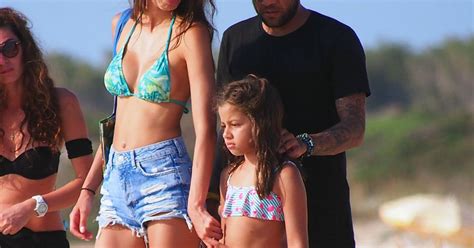 El club ha comunicado que el jugador, que tenía contrato hasta la próxima temporada, seguirá hasta el 30 de junio del 2015. Dani Alves, la star du FC Barcelone en vacances à ...