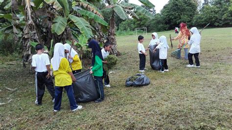 Membersihkan lingkungan sekolah menjelang libur semester. Sekolah Kebangsaan Kampung Wa : Gotong Royong Perdana ...