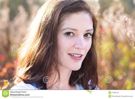 Portret Piękna Kobieta Pozuje W Słońca świetle Zdjęcie Stock Obraz