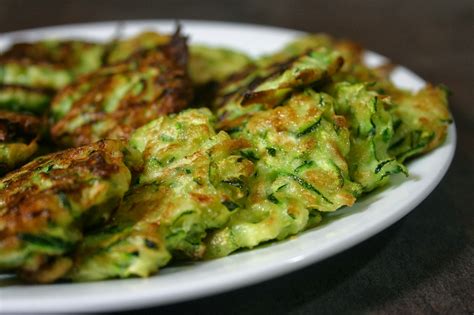They are fantastic to pass around with the dipping sauce on the side! Effortnesslessly: Zucchini Pancakes