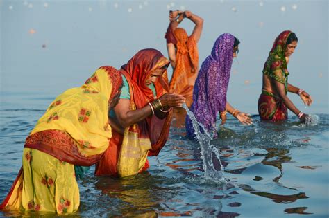 indian girls bathing in ganga must see
