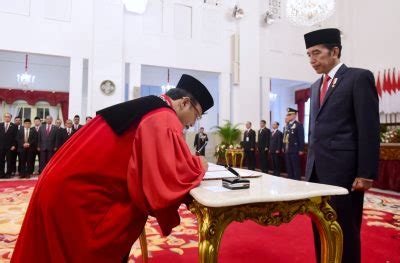 Presiden Jokowi Saksikan Pengucapan Sumpah Dua Hakim Konstitusi Koran