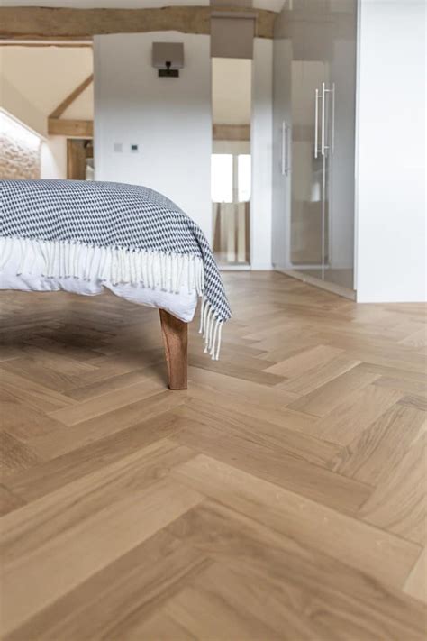 This guide will give you basic advice on how to layout and install zigzag engineered parquet blocks in a herringbone pattern. V4 Zigzag ZB108 Oak Natural Hardwax Oiled Engineered Parquet