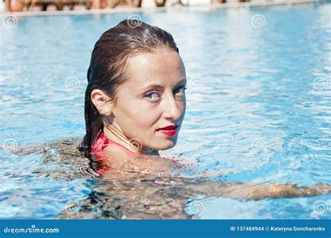 Frau Im Schwimmbad Karibischer Ozean Dope Pool Spa Mädchen Mit Roten Lippen Und Nassen Haaren