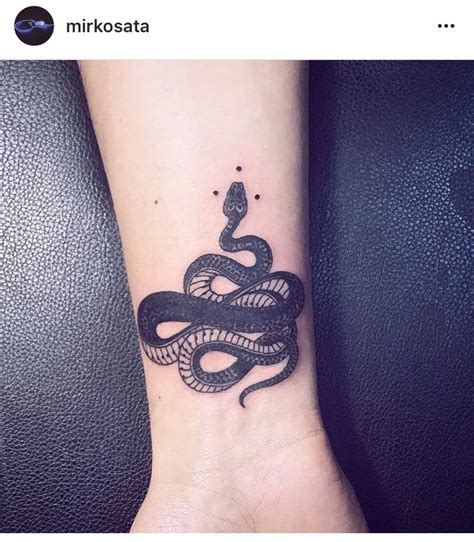 I love these bows behind the leg/under the buttcheeks.❤️. Pin by Amy Miller on ink (With images) | Small snake ...