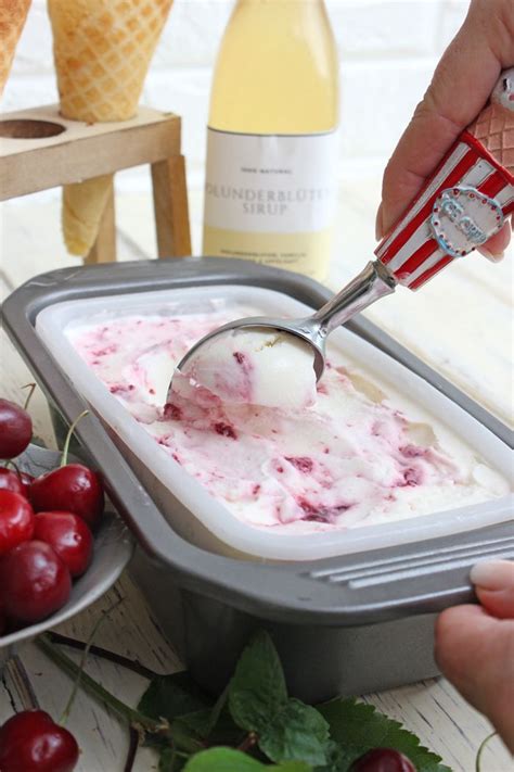 Joghurt Holunder Eis mit Kirschen selber gemacht Holunderblütensirup