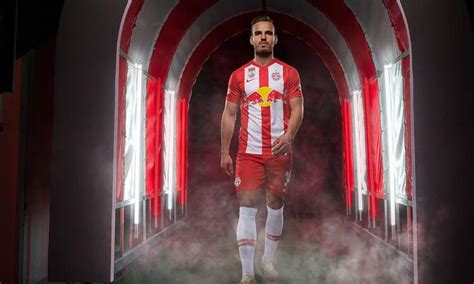 Sein vertrag in österreich, wo er die „roten bullen voraussichtlich zur achten meisterschaft in serie führen wird, läuft noch bis sommer 2022. Red Bull Salzburg thuisshirt 2019-2020 - Voetbalshirts.com