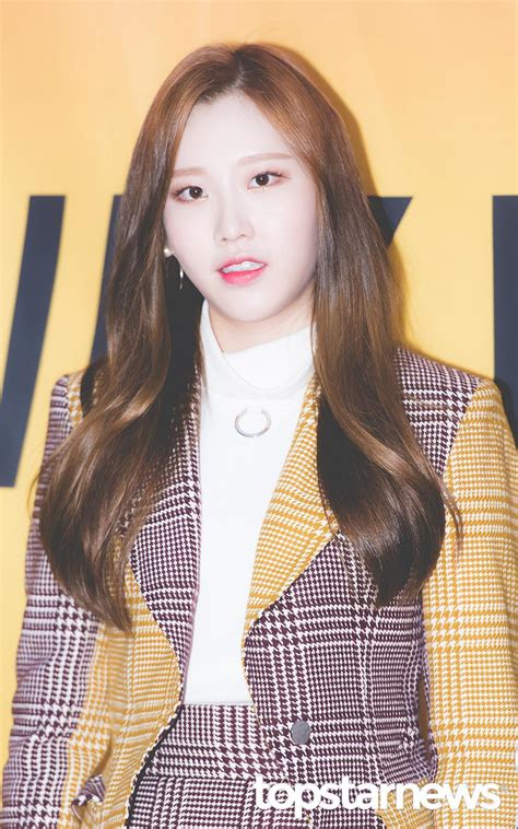 Ana dansçı, yan vokal, yan rapçi doğum günü: HD포토 모모랜드(MOMOLAND) 나윤, '긴장되는 패션쇼 참석 ...