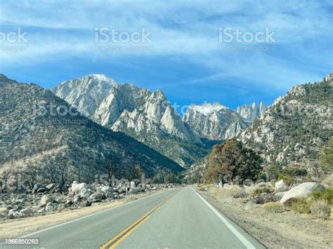 앨라배마 힐스와 시에라 네바다 산맥의 전망과 함께 캘리포니아 론 파인 근처의 휘트니 산으로 이어지는 도로 0명에 대한 스톡 사진