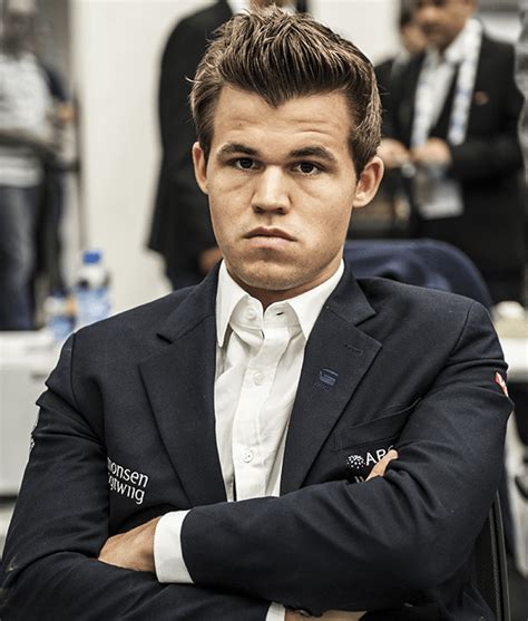 Magnus carlsen lifts the trophy as russian president vladimir putin, viswanathan anand and fide president kirsan ilyumzhinov look on | photo: Magnus Carlson chess club - Chess Club - Chess.com