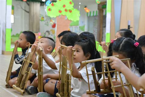 Sebuah institusi sekolah akan mampu mengembangkan kreativitas dan inovasi siswa bila berbagai aspek, dan berbagai lini manajerial sekolah dijalankan sesuai dengan semangat atmosfer filosofis pendidikan yang membebaskan. Simak! Ini Pentingnya Masa Emas Pertumbuhan Otak Anak di 5 ...