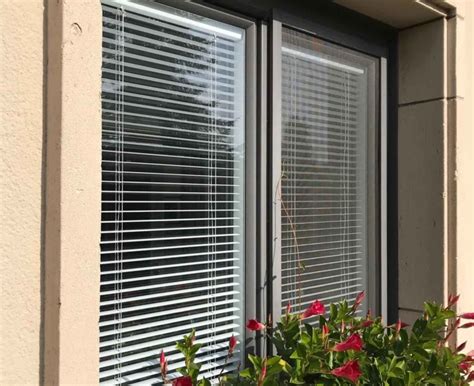 Besonders im hochsommer sorgt dies für eine gute energiebilanz, da man auf kühlende elektronik (klimaanlage, ventilator etc.) verzichten kann. Fenster Mit Integrierter Jalousie Kosten - Fenster Mit Jalousie Im Scheibenzwischenraum Kosten ...