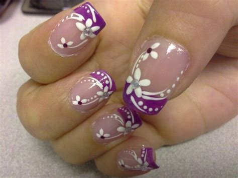 Uñas te mostramos las mejores imágenes de uñas decoradas 2020 pasando por diferentes estilos y colores. Uñas moradas con flores blancas | Uñas masglo, Manicura de ...