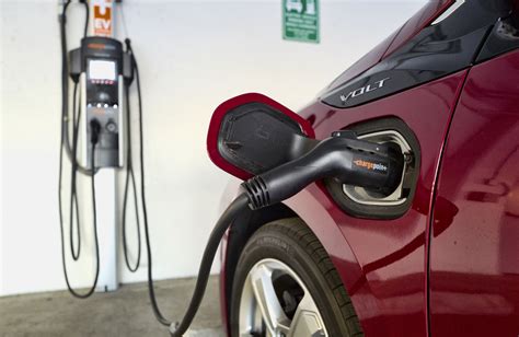 Plug it in: Electric car charging station numbers are rising | WTOP