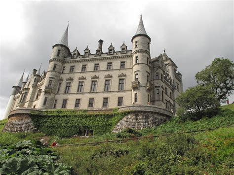 Il est le domicile de la comtesse de sutherland et le siège du clan sutherland (en). Dunrobin Castle, Scotland | Scotland, Barcelona cathedral ...